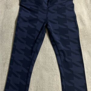 Alo Yoga Airbrush Capri - Engineered Print
Color: Rich Navy Houndstooth